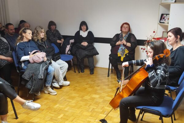 V knjižnici v Ivančni Gorici razstavlja Melita Garvas