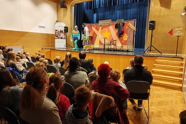 DINO IN ČAROBNI TONI odprli pravljično sezono v Knjižnici Ivančna Gorica
