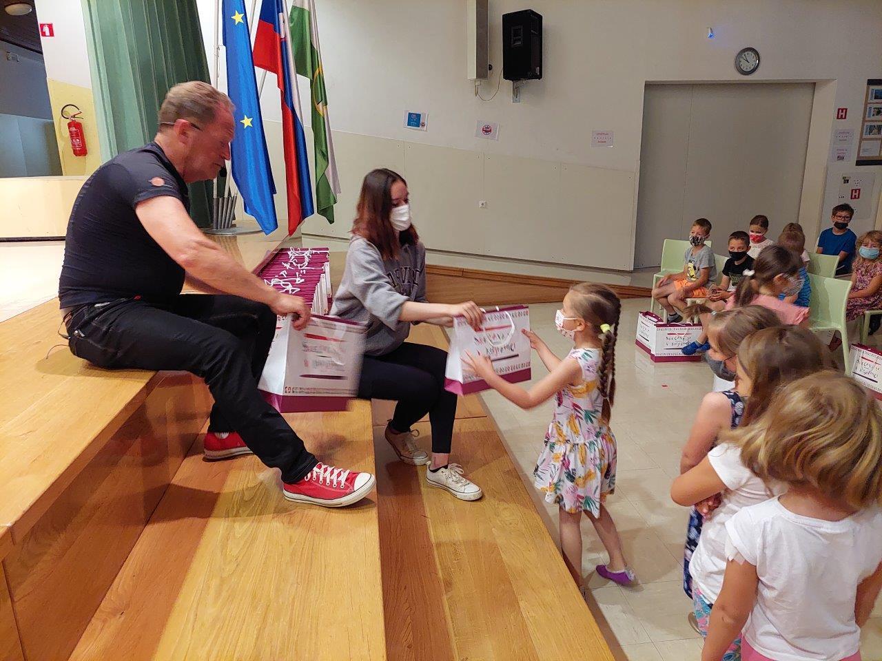 Otroci So Prejeli Vrecke S Palcki Bralcki